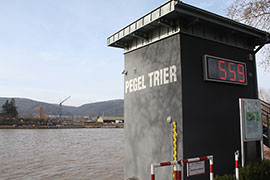 Moselpegel am Pacelliufer in Trier mit Digitalanzeige.