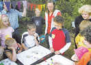 Im Juni 2007 entwickelten Kinder aus Biewer bei einem Workshop unter Leitung von Kerstin Schorer-Hach (hinten Mitte) ein Konzept zur Neugestaltung des Spielplatzes Im Litzelholz.