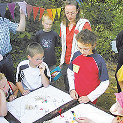 Im Juni 2007 entwickelten Kinder aus Biewer bei einem Workshop unter Leitung von Kerstin Schorer-Hach (hinten Mitte) ein Konzept zur Neugestaltung des Spielplatzes Im Litzelholz.