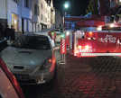 Enge Sache: Während des nächtlichen Einsatzes in der Hommerstraße bereiten die parkenden Autos der Feuerwehr Probleme.