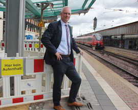 OB Wolfram Leibe besichtigt die zum Teil abgesperrten Banhsteige des Hauptbahnhofs