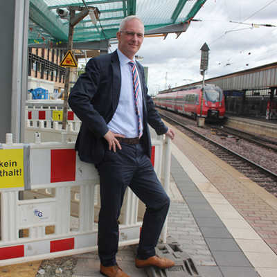 OB Wolfram Leibe setzt sich dafür ein, dass die Bauarbeiten auf den zum Teil abgesperrten Bahnsteigen des Trierer Hauptbahnhofs schneller vorangehen.