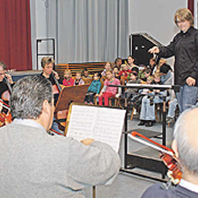 Seit Frühjahr 2010 ist das Philharmonische Orchester regelmäßig mit der Reihe „Kinderkönige“ zu Gast im Pfarrsaal Christkönig in Trier-West.