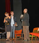 Marie Scharf, Niklas Maienschein und Benjamin Schardt (v. l.) proben beim Theaterfest eine Szene aus „Hinter der Fassade“, einem Schauspiel, das am 13. Oktober im Studio Premiere feiert.