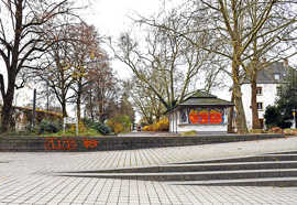 Stadtpark mit einem Kiosk und einem Aufgang mit Treppenstufen