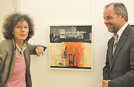 Oberbürgermeister Klaus Jensen schaut sich gemeinsam mit Maria Steinmann die neuen Arbeiten der Künstlerin  im Trier-Zimmer an.