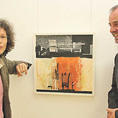 Oberbürgermeister Klaus Jensen schaut sich gemeinsam mit Maria Steinmann die neuen Arbeiten der Künstlerin  im Trier-Zimmer an.