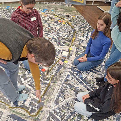 Auf einer mit einem Luftbild von Trier bedruckten Lkw-Plane sammelten Kinder schon beim ersten Termin im Projektbüro Ideen, wie ihre Stadt künftig kinderfreundlicher werden kann. Foto: Dennis Beiser