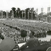 Aufmarsch der Braunhemden: NS-Gauleiter Gustav Simon spricht beim Kreisparteitag 1937 zu seinen Anhängern. Foto: Stadtarchiv