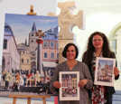 Martina Diederich (l.) und Dr. Bärbel Schulte präsentieren im Stadtmuseum die neuen Kulturaktien vor einem der beiden Original-Gemälde und dem Original-Marktkreuz. 