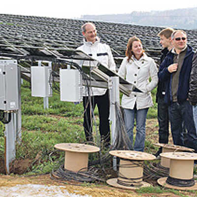 Zahlreiche Besucher nutzten den Tag der offenen Baustelle, um sich über die Photovoltaik-Anlage in Föhren zu informieren. Foto: SWT