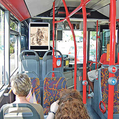 Die Exponate in den 30 Gelenkbussen sollen zusätzliche Interessenten auf moderne Kunst sowie historische Grafiken aus der Sammlung der Universität neugierig machen.