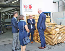 OB Wolfram Leibe besucht die firma Leyendecker Holzland