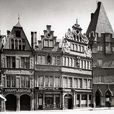 Der Bildband präsentiert unter anderem Häuser der Dietrichstraße und die „Steipe“ am Hauptmarkt im Jahr 1928.