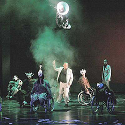 Homunkulus (Klaus-Michael Nix) schwebt bei der klassischen Walpurgisnacht aus Faust II über Michael Ophelders als Mephisto (Mitte) und Bruno Winzen als Faust (Mitte rechts).Foto: Theater