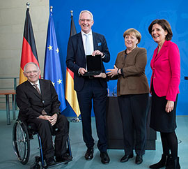 Im Rahmen eines Empfangs im Bundeskanzleramt präsentieren Finanzminister Wolfgang Schäuble, OB Wolfram Leibe, Bundeskanzlerin Angela Merkel und Ministerpräsidentin Malu Dreyer die Zwei-Euro-Münzen mit dem Porta-Motiv.