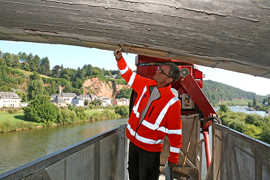 Foto: Prüfung der Brückenunterseite mit dem Hammer