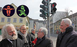 OB Wolfram Leibe, Baudezernent Andreas Ludwig und Zeichner Johannes Kolz (v. r.) freuen sich über den gelungenen Start der neuen Ampelmännchen am Simeonstiftplatz