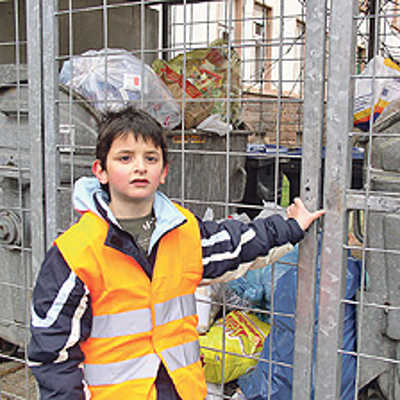Weil er es lieber ordentlich mag, sammelt der sechsjährige Jamal jeden Tag den Müll auf dem Schulhof ein und bringt ihn zu einem Container. Foto: A.R.T.
