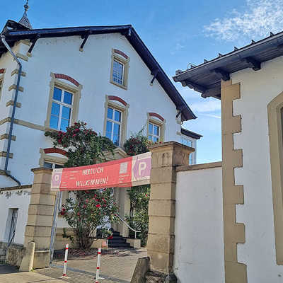 Mit einem Banner im Eingangstor begrüßen die Kunstakademie und die dort ansässige Gastronomie ihre Gäste.