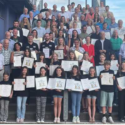 Sportdezernentin Elvira Garbes und Marco Marzi (3. Reihe, 4. und 3. v.r.), Vorsitzender Stadtsportverband, zeichneten die verdienten Sportlerinnen und Sportler aus.