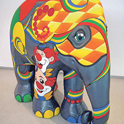 Die City-Initiative ist ein Veranstalter der Elephant Parade. Die Künstlerin Sina Wenner steuert ihren „CarnePhanti“ als Kunstobjekt für den öffentlichen Raum in Trier bei.Foto: Elephant Expo