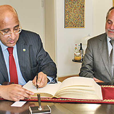 Seddik Saoudi (l.), algerischer Generalkonsul, trägt sich im Rathaus im Beisein von Oberbürgermeister Klaus Jensen ins Gästebuch der Stadt ein.