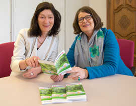 Jobcenter-Geschäftsführerin Marita Wallrich (l.) und Sozialdezernentin Angelika Birk präsentieren die Informationsbroschüre. 