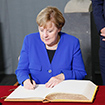 Bundeskanzlerin Angela Merkel beim Eintrag ins Goldene Buch der Stadt Trier.