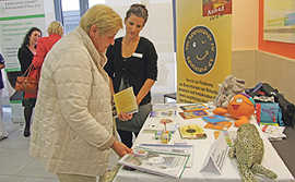 Zwischen den Vorträgen beim Frauengesundheitstag stehen Mitarbeiterinnen des Papillon-Vereins sowie der Krebsgesellschaft Rheinland-Pfalz (hinten links) für ein individuelles Gespräch zur Verfügung.