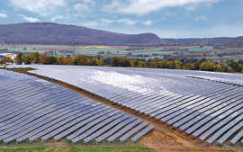 Durch eine Beteiligung am Freiland-Solarpark Föhren können Privatkunden Umweltengagement und Rendite verknüpfen. Foto: SWT