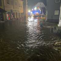 Nächtliche Impression von der überfluteten Hauptstraße in Ruwer 