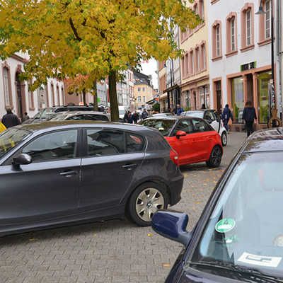 Nicht zuletzt vor dem AMG-Gebäude wird der Platz zwischen parkenden und haltenden Autos, Fußgängern und Radfahrern oft ziemlich knapp. 