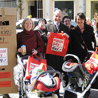 OB Klaus Jensen (Mitte) unterstützte im März die Trierer Aktionen am "Equal Pay Day".