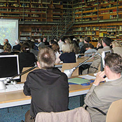 Inmitten der historischen Sammlung der Trierer Stadtbibliothek in der Weberbach diskutierten die Experten im Lesesaal.