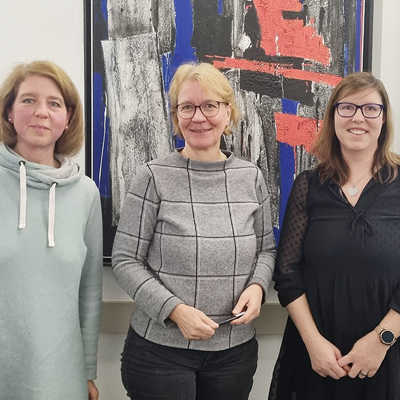 Die langjährigen Tagesmütter Elke Schmitz (l.) und Sabrina Löcherbach (r.) sind mit Dorothee Faber als zuständiger Sachgebietsleiterin im Jugendamt immer wieder über ihre Arbeit im Gespräch.