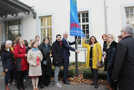 OB Wolfram Leibe und Frauenbeauftragte Angelika Winter (Mitte) ziehen die Terre des Femmes-Fahne vor dem Rathaus hoch. 