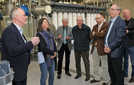 SWT-Wasserwerksleiter Christian Girndt (l.) zeigt Umweltministerin Ulrike Höfken (2. v. l.) und weiteren Gästen die moderne Aufbereitungsanlage in Irsch. Foto: SWT
