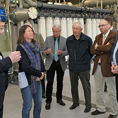 SWT-Wasserwerksleiter Christian Girndt (l.) zeigt Umweltministerin Ulrike Höfken (2. v. l.) und weiteren Gästen die moderne Aufbereitungsanlage in Irsch. Foto: SWT
