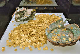 Die über 2500 römischen Goldmünzen liegen aufgeschüttet in einer Vitrine.