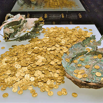 Beim Trierer Goldschatz handelt es sich weltweit um den größten Goldmünzenschatz der römischen Kaiserzeit. Er bestand aus circa 2650 römischen Goldmünzen, von denen 2518 im Rheinischen Landesmuseum erhalten sind. Foto: Landesmuseum/Thomas Zühmer