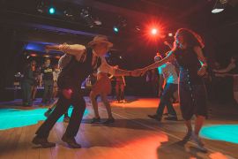 Das Foto zeigt tanzende Menschen des Lindy Hop Circle Trier