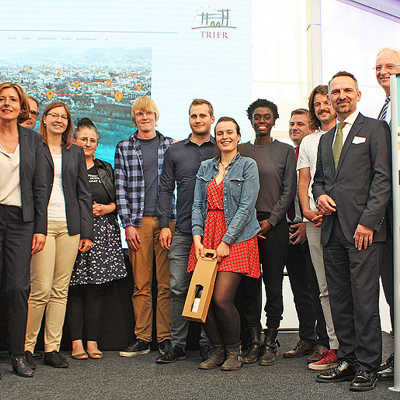 Ministerpräsidentin Malu Dreyer (2.v.l.) überreicht die Preise an die Siegerteams des Startup-Camps mit den Geschäftsideen „Füll Mal“ und Vinoscore. Auch OB Wolfram Leibe (r.) gratuliert den Gewinnern.