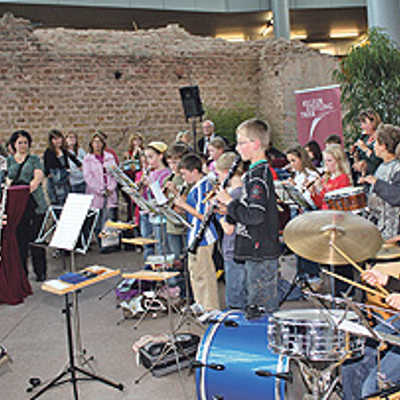 Musikalischer Auftakt des Stiftertags: Das Orchester der Grundschule Ehrang spielte unter Leitung von Christine Spies.