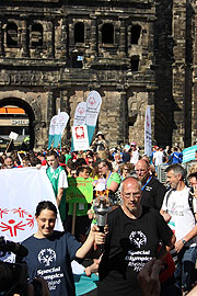 Mit einem Fackellauf von der Porta Nigra zum Domfreihof begannen die Special Olympics Landesspiele 2017 in Trier.