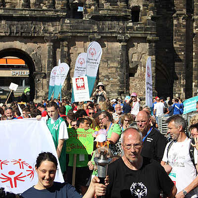 Mit einem Fackellauf von der Porta Nigra zum Domfreihof begannen die Special Olympics Landesspiele 2017 in Trier.