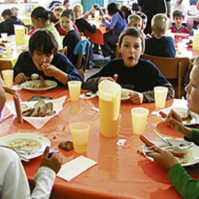 Gemeinsames Mittagessen in der Grundschule Ehrang.