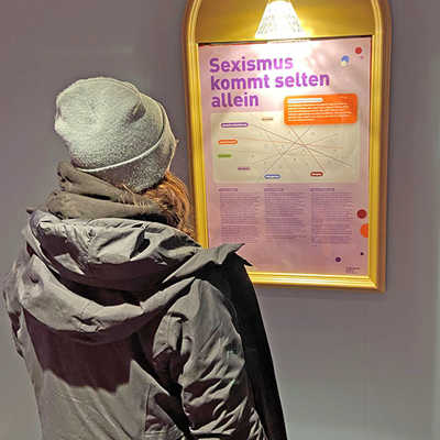 Die Plakate der Ausstellung "Gemeinsam gegen Sexismus" hängen im Zugang zu den Kinosälen des Broadway-Filmtheaters.