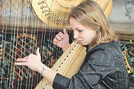 Harfenistin Nathalie Lederer wird an der Musikschule ausgebildet und gab beim Neujahrskonzert 2009 eine Probe ihres Könnens. Archivfoto: Musikschule