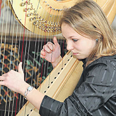 Harfenistin Nathalie Lederer wird an der Musikschule ausgebildet und gab beim Neujahrskonzert 2009 eine Probe ihres Könnens. Archivfoto: Musikschule